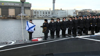 На подводной лодке «Уфа», построенной на Адмиралтейских верфях, подняли флаг ВМФ