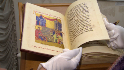 Петербуржцы увидят факсимиле двух древнейших книг в рамках выставки «В начале было Слово»