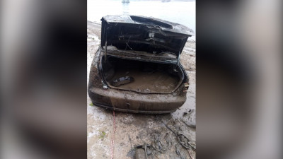 Спасатели выловили из реки Волхов легковой автомобиль