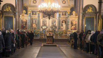 В Казанском кафедральном соборе сотни верующих поклонились иконе Божьей матери