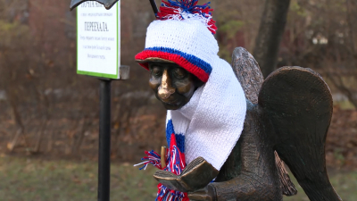 Ангел в Измайловском саду получил в подарок шапку и шарф накануне зимы