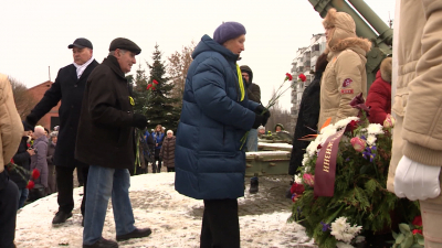 Петербуржцы возложили цветы к памятнику блокадной регулировщице