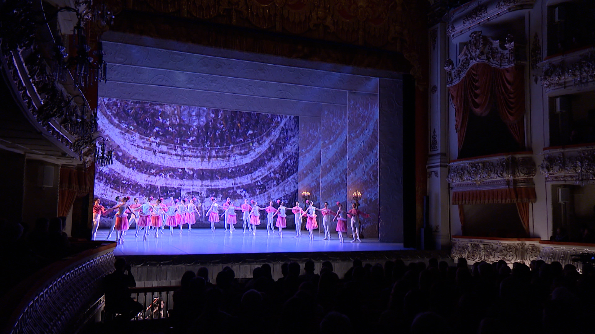 В Михайловском театре состоялся гала-концерт для семей участников СВО