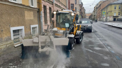 Петербургских дорожников просят не переусердствовать с солью на дорогах