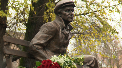 В Матвеевском саду открыли памятник драматургу Александру Володину