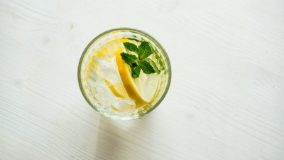 Диетолог развенчала популярные мифы о воде с лимоном