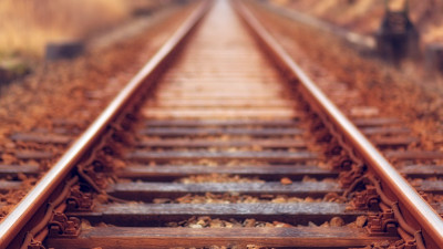 В Джанкое остановили железнодорожное движение после столкновения поезда со «Шкодой»