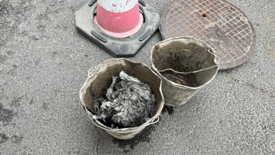 Сотрудники «Водоканала» нашли в канализации Петербурга матрас, шину и пень