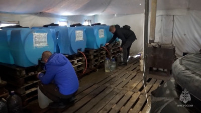 Сотрудники МЧС России обеспечивают водой жителей Донбасса