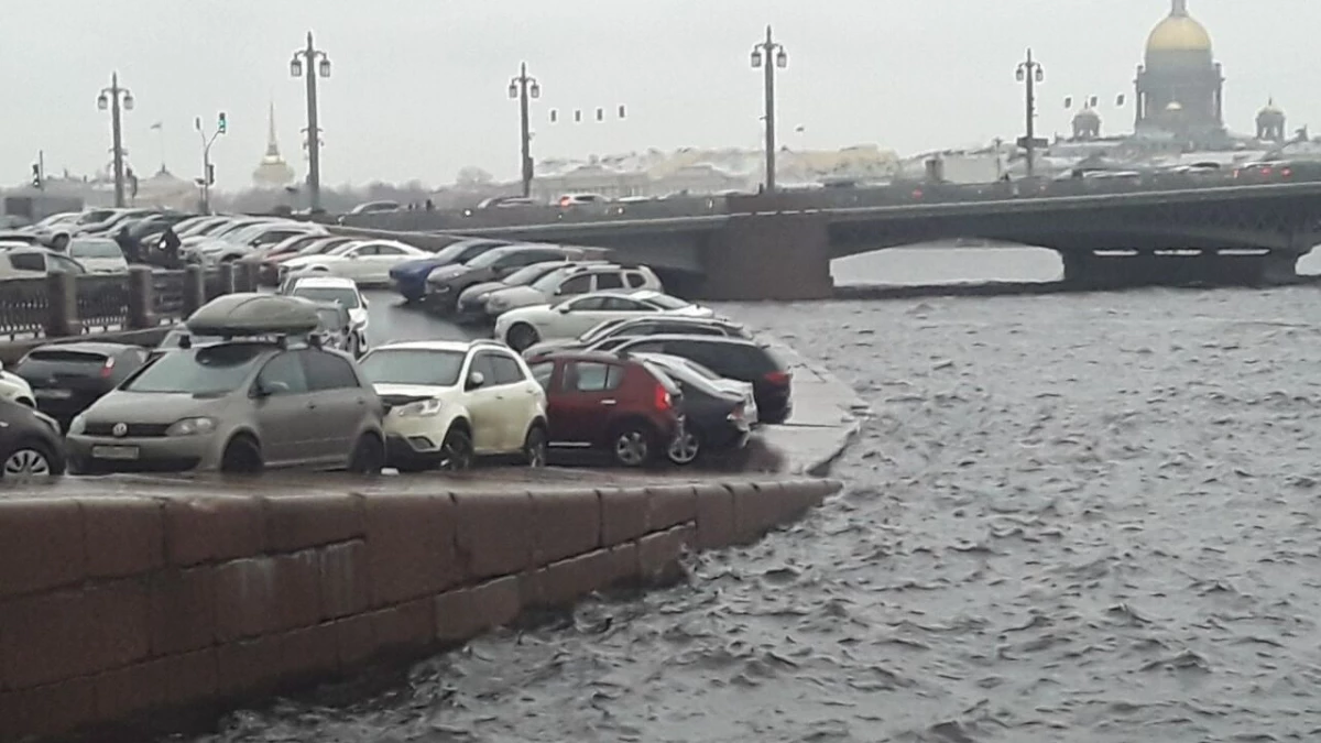 Уровень воды в Неве подобрался к отметке, близкой к наводнению - tvspb.ru