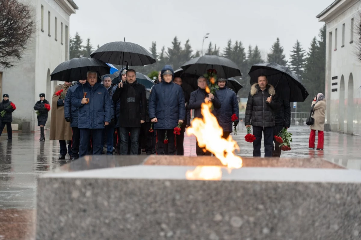 Александр Бельский почтил память правоохранителей, погибших в годы Великой Отечественной войны - tvspb.ru