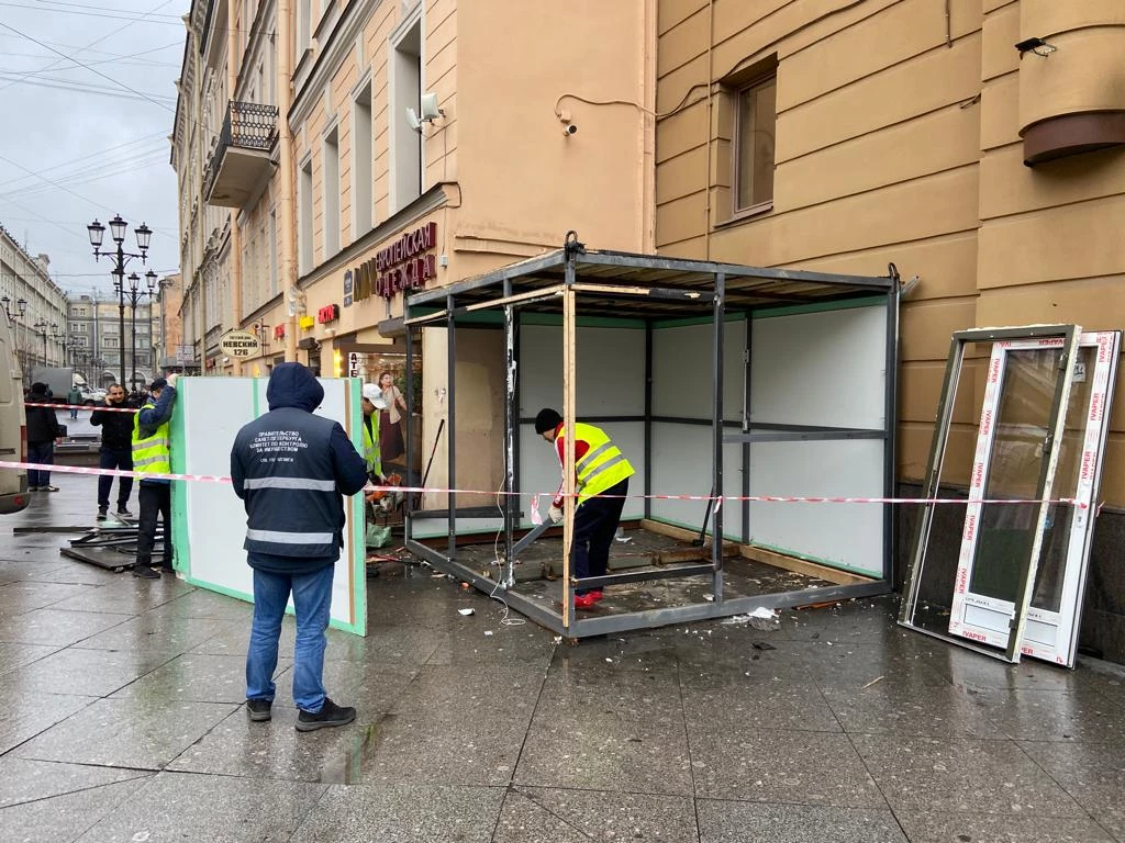 В Приморском и Центральном районах освободили шесть земельных участков от торговых павильонов - tvspb.ru