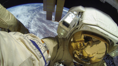 Космонавты «Роскосмоса» сделали селфи в открытом космосе