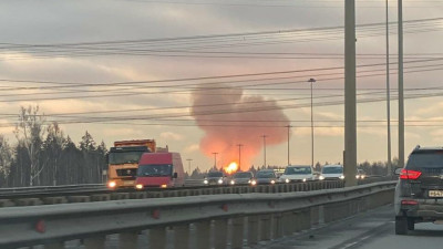 Пожарные начали тушить возгорание на газозаправочной станции в Ленобласти