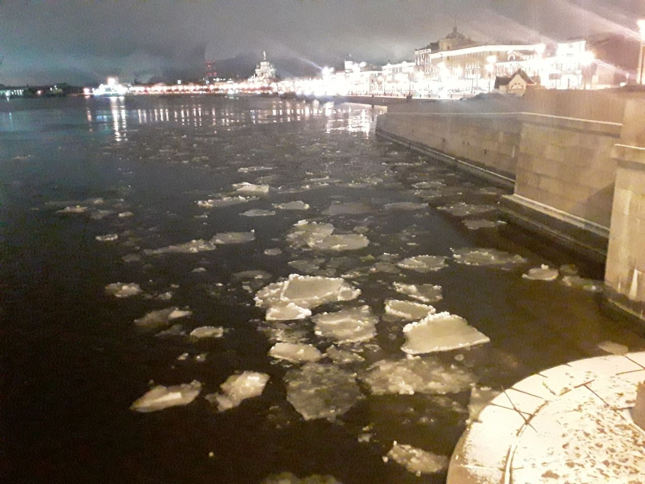 В центре Петербурга заметили первый лед с Ладоги
