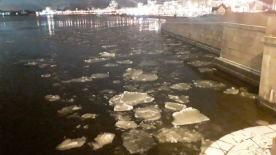 В центре Петербурга заметили первый лед с Ладоги