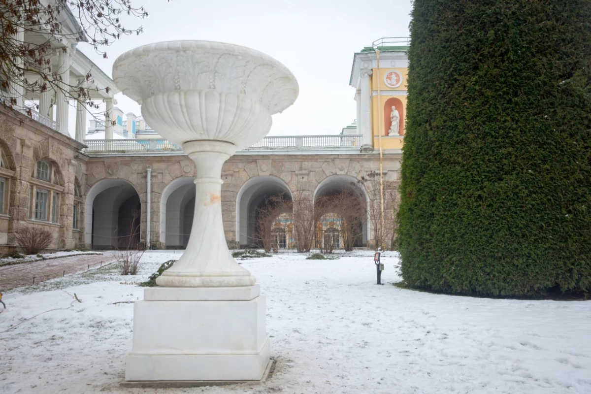 Старинная мраморная ваза на пьедестале вернулась во Фрейлинский садик Екатерининского парка - tvspb.ru