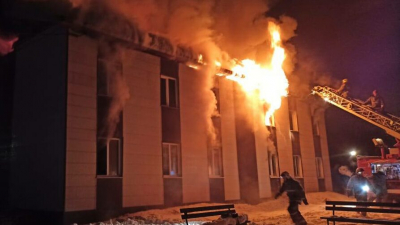 В посёлке Тымовское, где обрушился подъезд дома, загорелось жилое здание