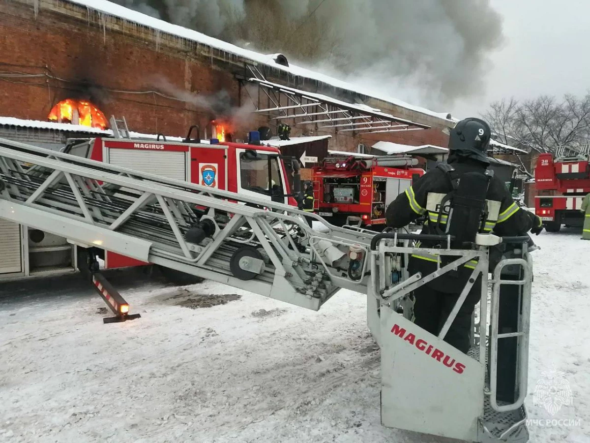 Под завалами горевшего цветочного склада в Москве обнаружили тело седьмого погибшего - tvspb.ru
