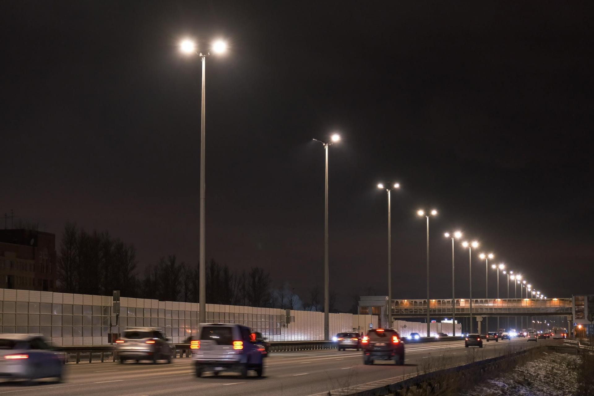 На Пулковском шоссе установили 490 фонарей нового поколения