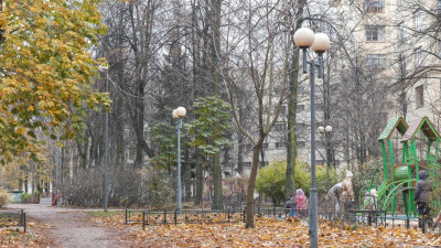 В сквере Товстоногова приступили к установке новых светодиодных фонарей