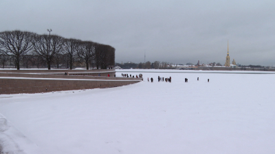 Спасатели напоминают о запрете выхода на лед в Петербурге