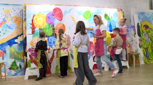 Лучший подарок — своими руками: к юбилею Петербурга дети рисуют огромную красочную открытку