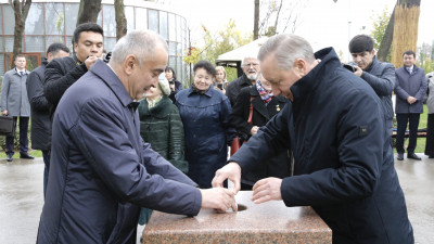 На месте будущего «Ленинградского монумента» в Ташкенте установили закладной камень