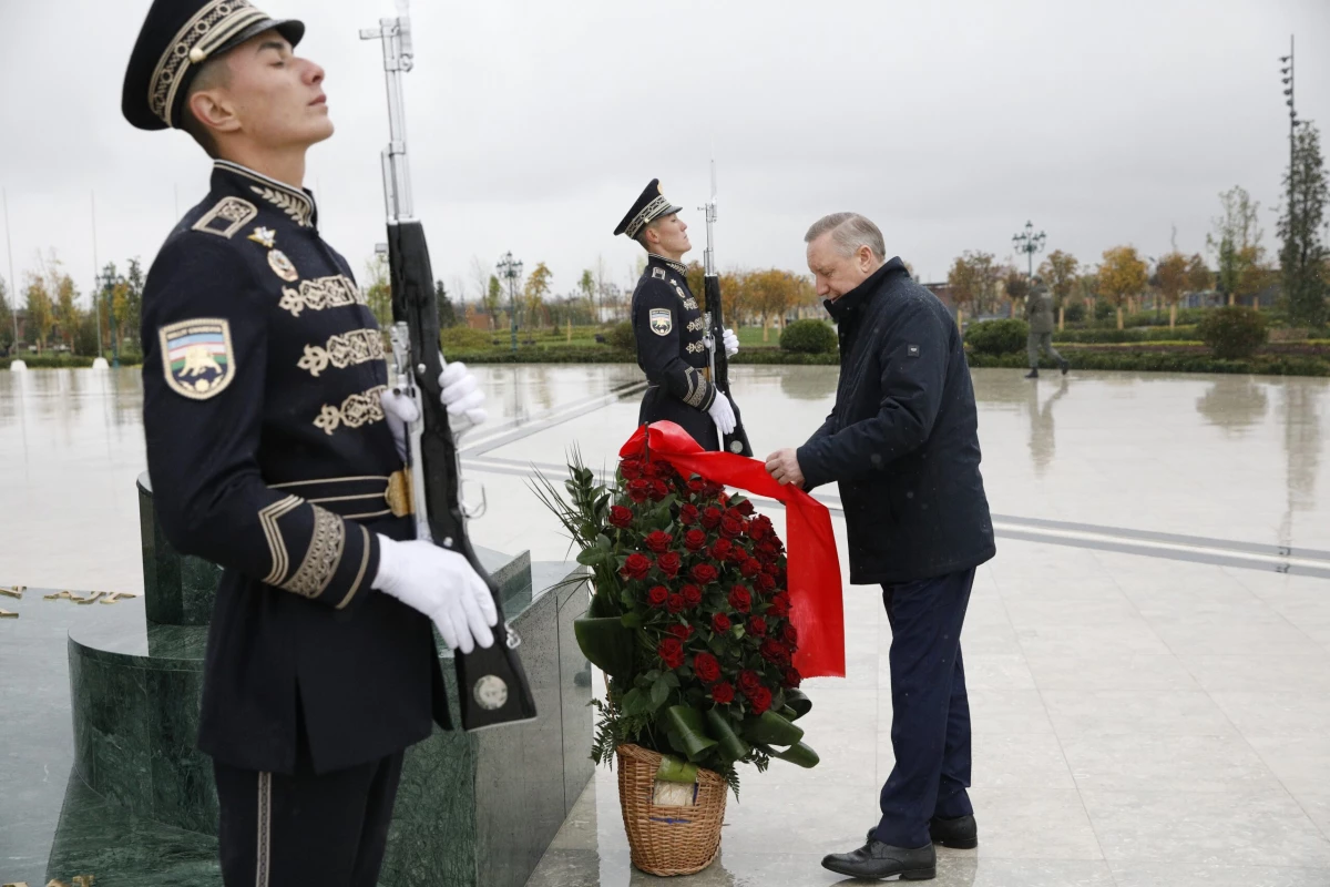 Александр Беглов возложил цветы к Монументу независимости Узбекистана - tvspb.ru