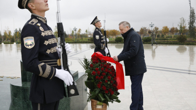 Александр Беглов возложил цветы к Монументу независимости Узбекистана