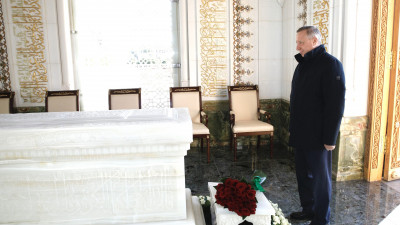 Александр Беглов возложил цветы к могиле первого президента Узбекистана в Самарканде