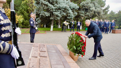 Александр Беглов возложил цветы к мемориалу Боевой славы в Ташкенте