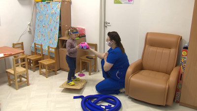 В Петербурге глухой девочке из Мариуполя установили имплант, позволяющий слышать
