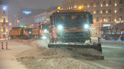 За сутки 830 самосвалов со снегом с городских улиц отправили на пункты утилизации