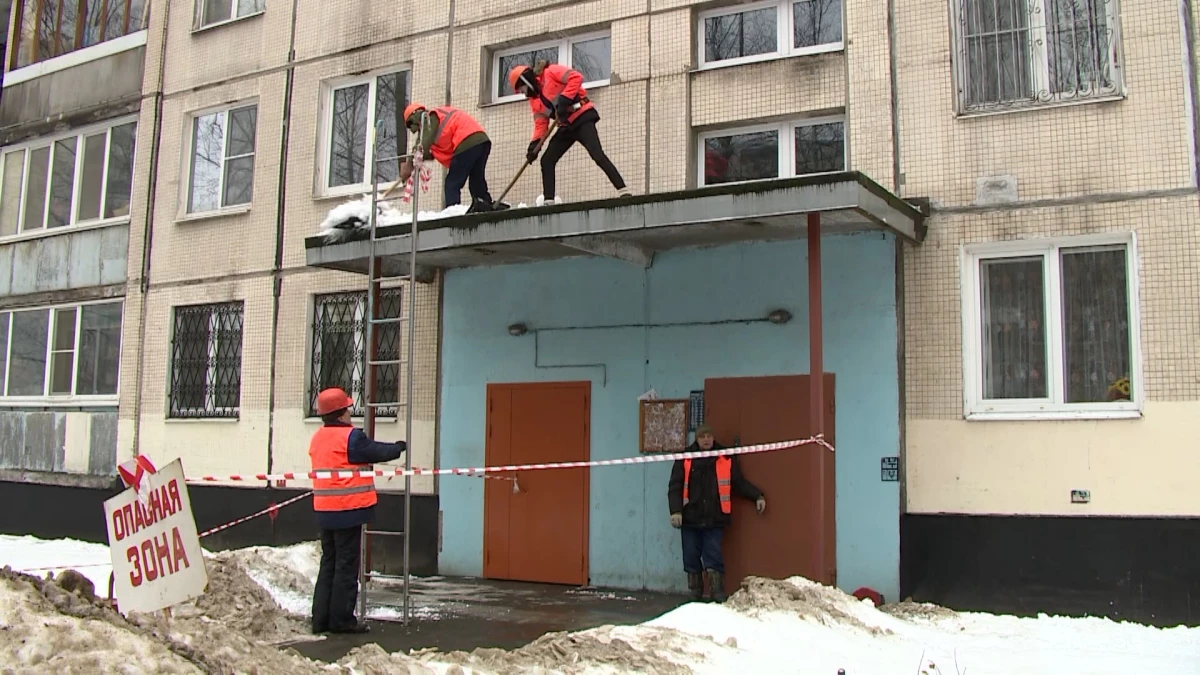 Коммунальщики Петербурга полностью очистили от снега крыши 177 домов - tvspb.ru
