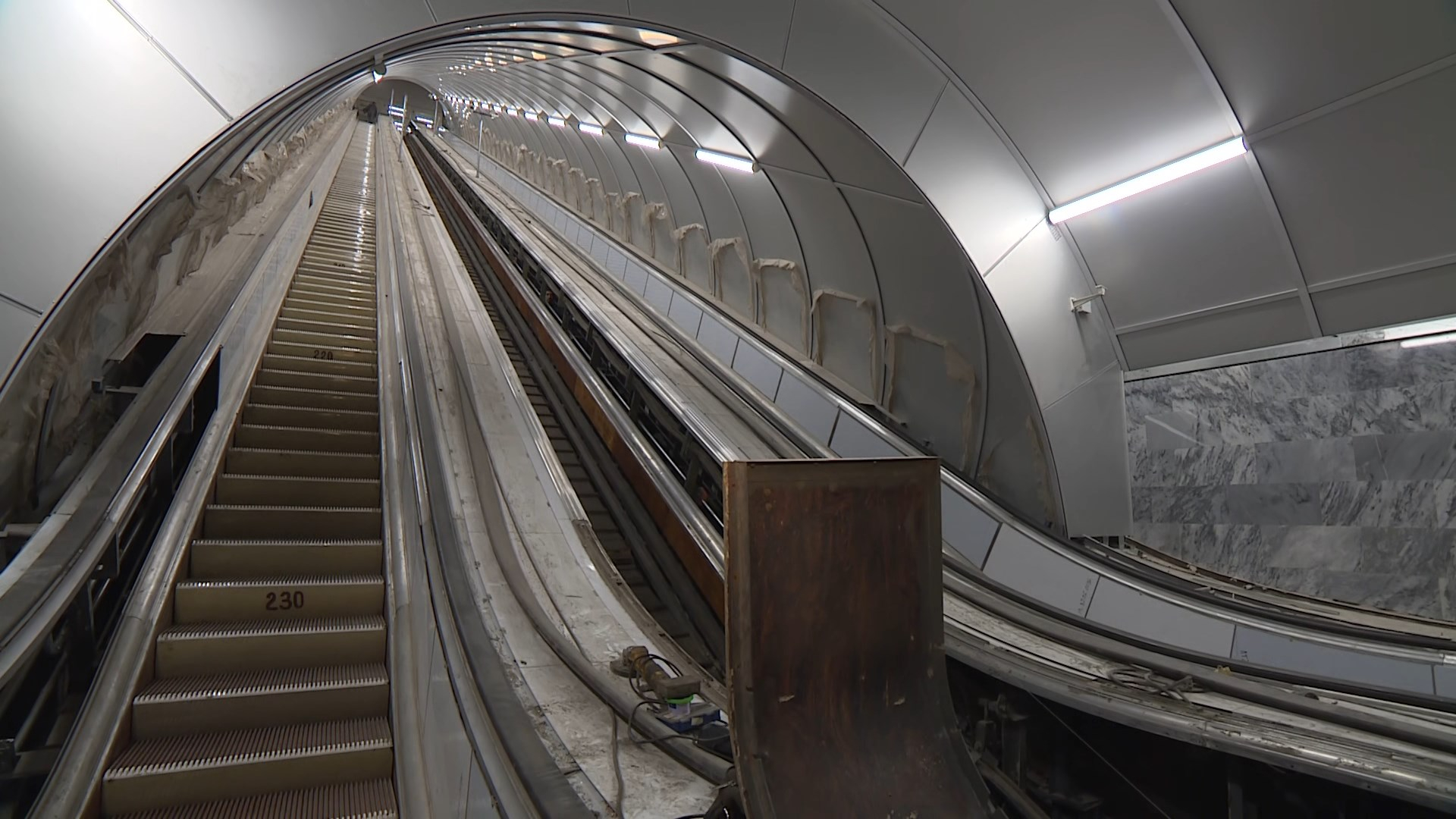 Петербуржцам показали, как идет ремонт на станции метро «Московская»
