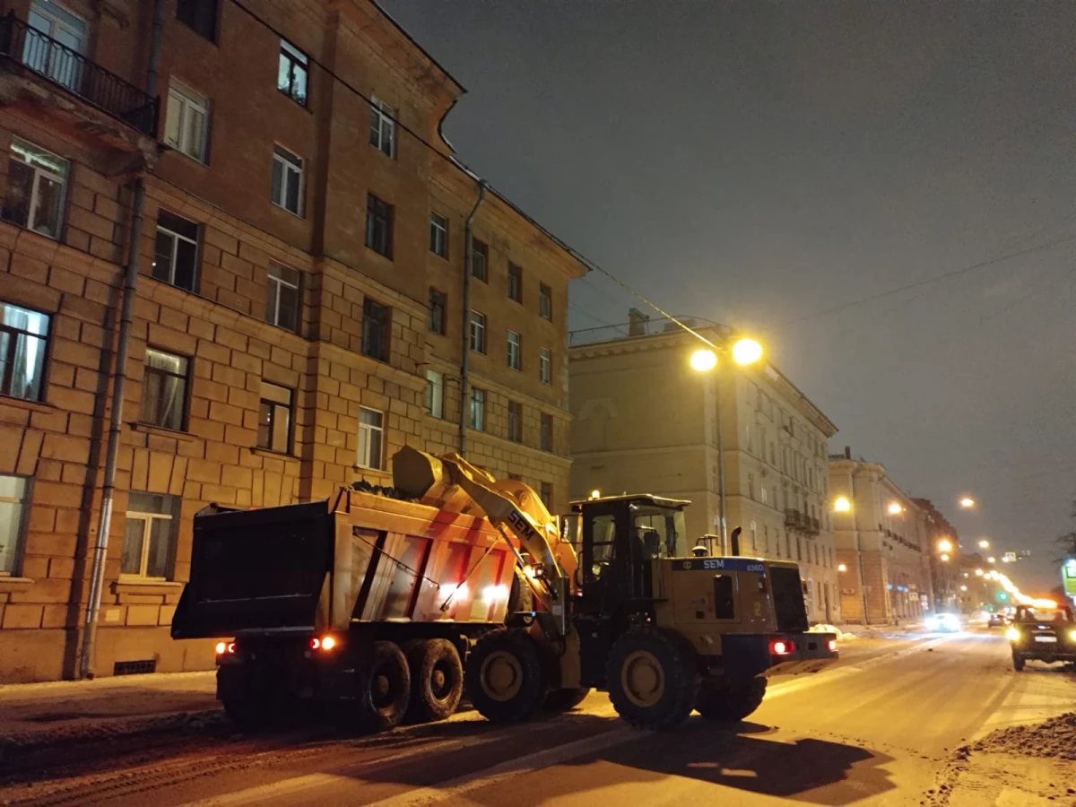 За сутки с петербургских улиц собрали более 16 тысяч «кубов» снега - tvspb.ru