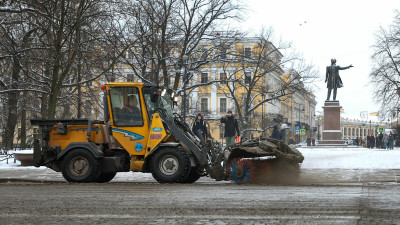 В этом году парк техники для уборки улиц Петербурга пополнят еще 300 спецмашин