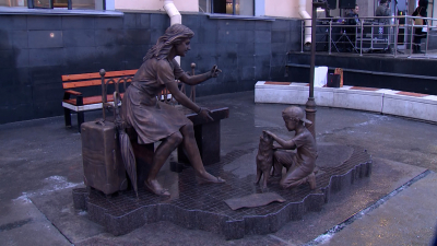 Мама с сыном: на Московском вокзале торжественно открыли памятник туристам