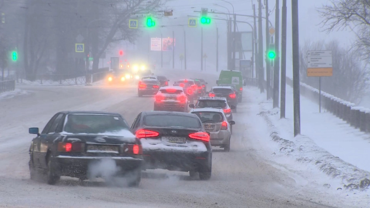 Петербургских автомобилистов предупредили о трудностях на дорогах из-за снегопада - tvspb.ru