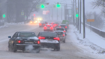 Петербургских автомобилистов предупредили о трудностях на дорогах из-за снегопада