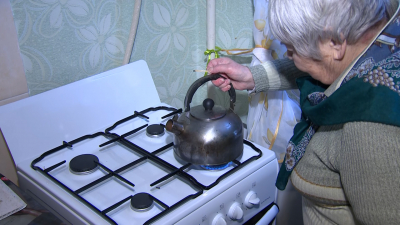 86-летняя жительница блокадного Ленинграда получила новую газовую плиту от города