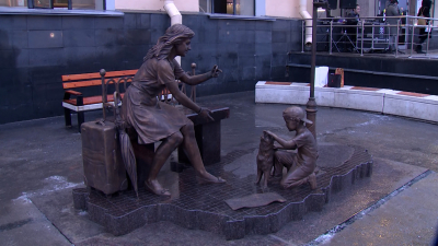 На Московском вокзале открыли новый арт-объект – памятник туристу