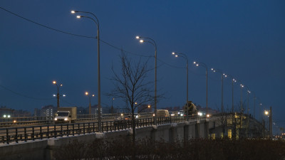 На Парнасском путепроводе установили 106 новых фонарей