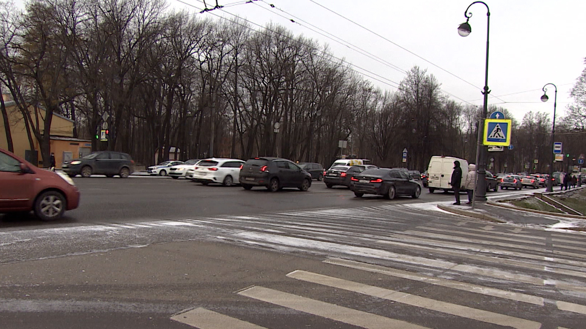 Ситуация на дорогах петербурга. Ситуация на дорогах петербурга. Дорога в питере пробка. Невский путепровод пробки. Дтп снегоуборочная техника санкт петербург.