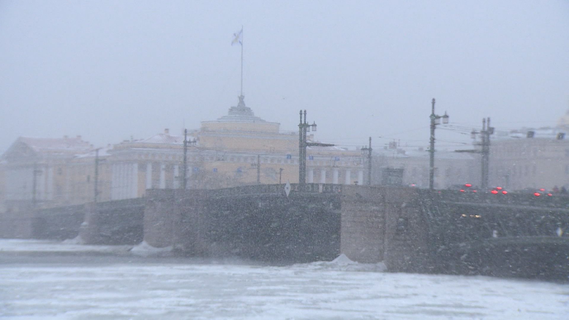 Петербуржцев предупредили о снегопадах и гололеде 4 февраля