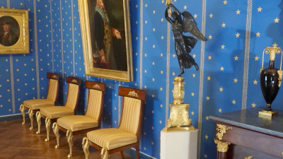 В Большой Павловский дворец вернули мебельный гарнитур XIX века