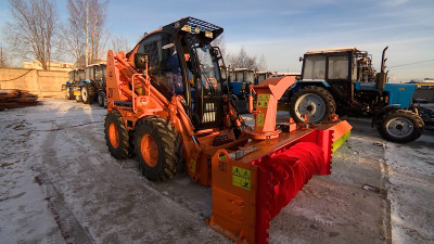 Петербуржцам показали новые белорусские тракторы для уборки города