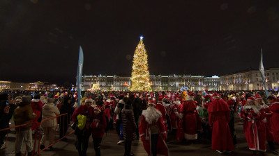 На Дворцовой площади сотни Дедов Морозов присоединились к забегу главных волшебников