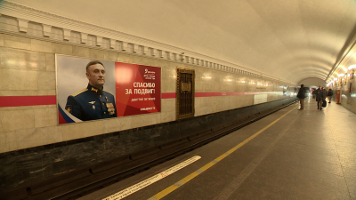 Петербургское метро украсили портретами кавалеров медали «Золотая звезда»